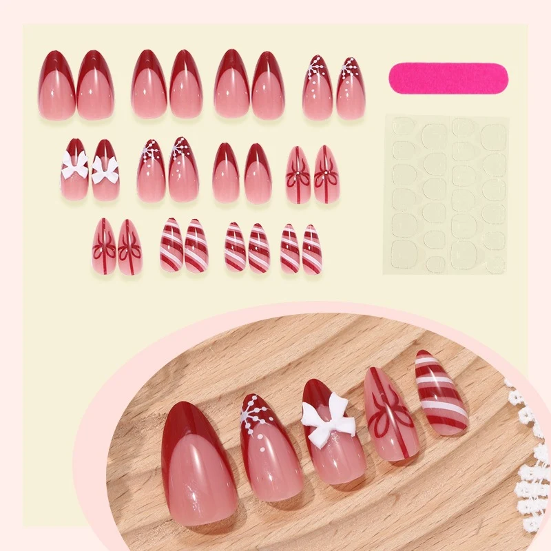 Kunstnagelset mit festlichem Design, charmanten Verzierungen und Glitzerakzenten Karnz