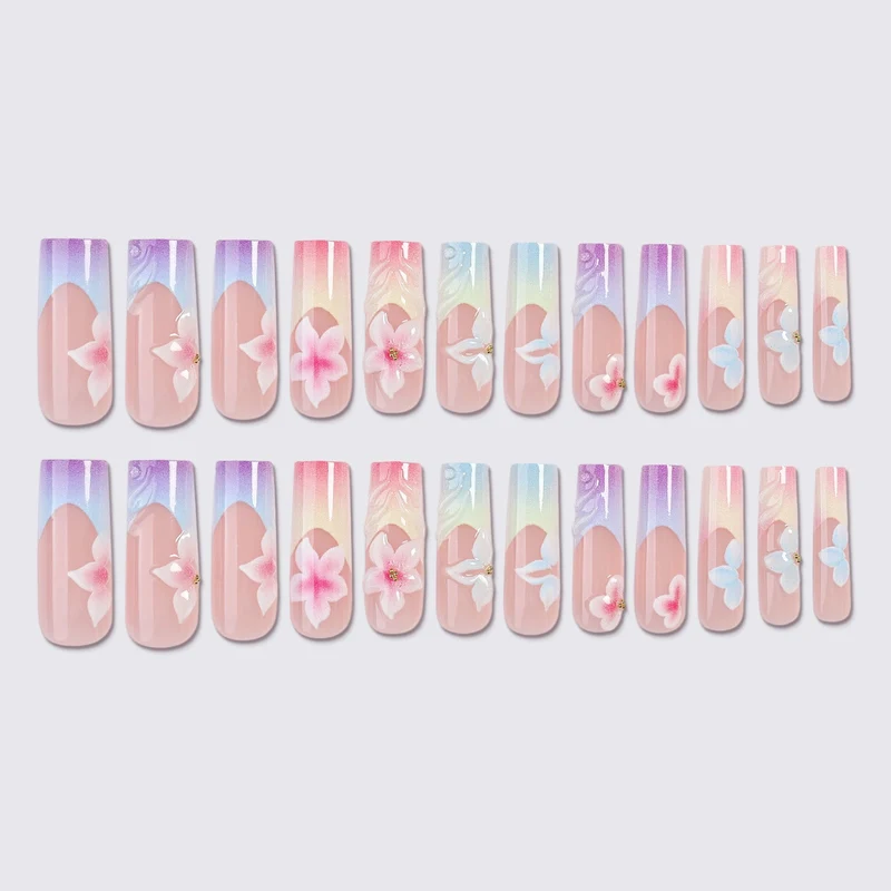 Kunstnagelset mit farbenfrohem Blüten-Design und eleganten Akzenten Karnz
