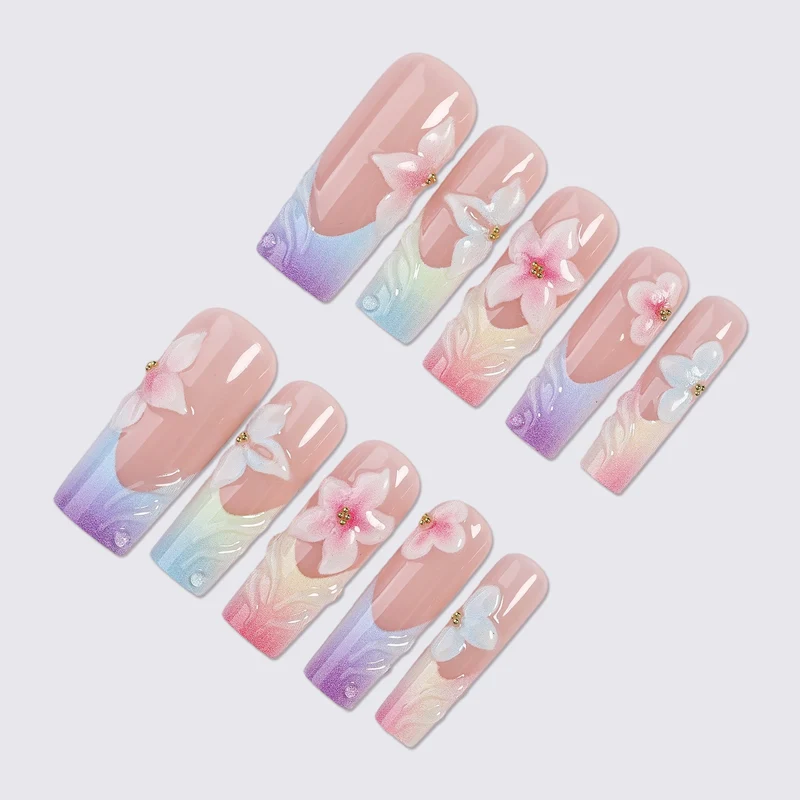 Kunstnagelset mit farbenfrohem Blüten-Design und eleganten Akzenten Karnz