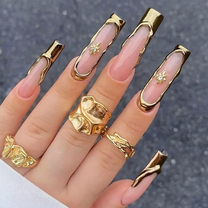 Kunstnagelset mit extravaganten Goldakzenten Karnz