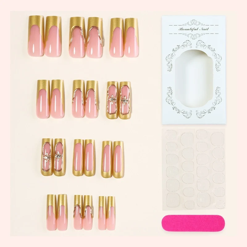 Kunstnagelset mit extravaganten Goldakzenten Karnz