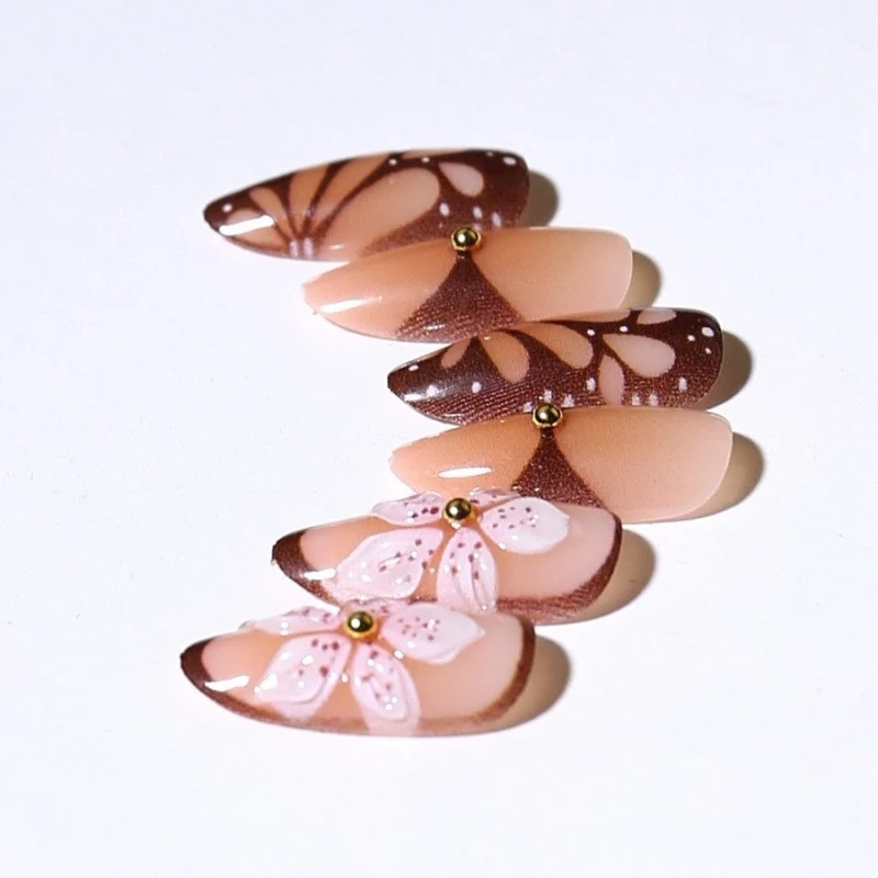 Kunstnagelset mit exquisiten floralen Motiven Karnz