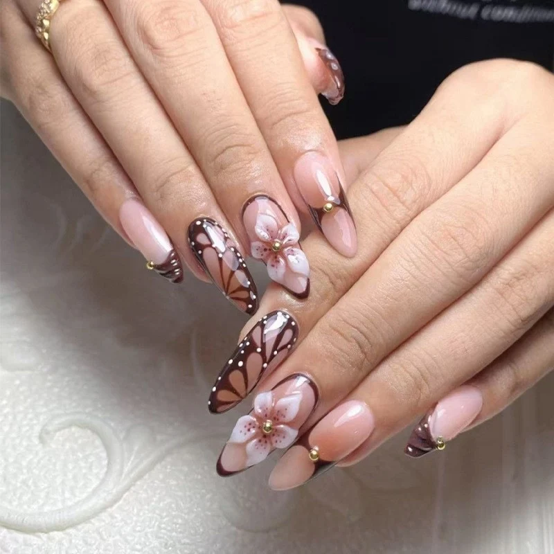 Kunstnagelset mit exquisiten floralen Motiven Karnz