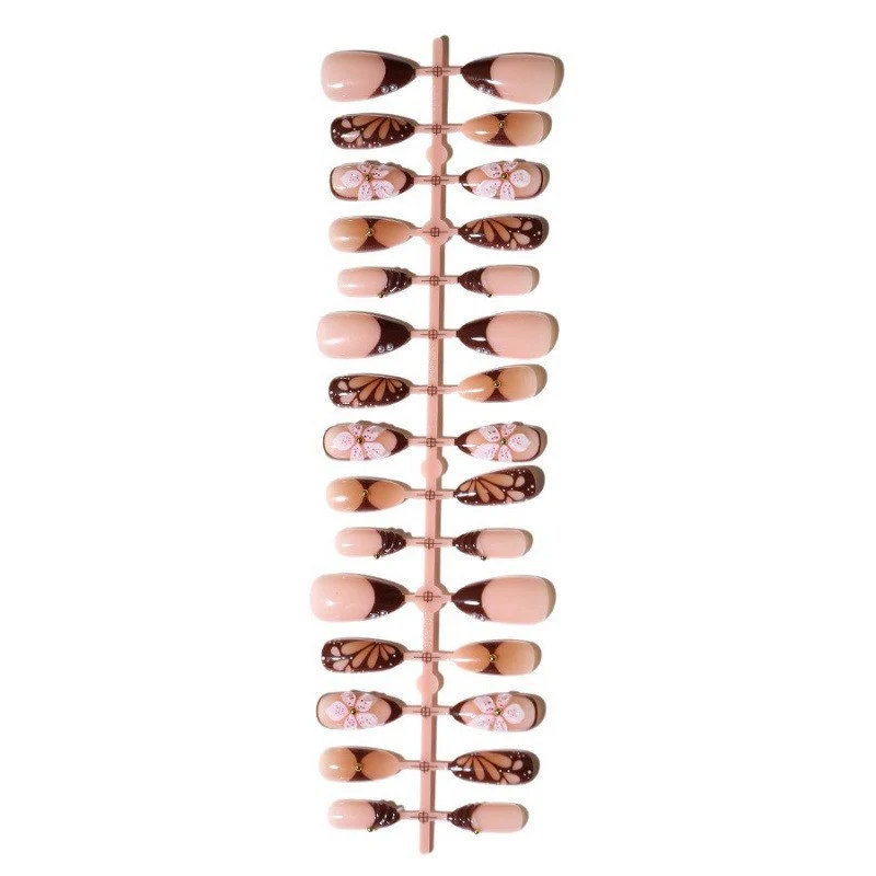 Kunstnagelset mit exquisiten floralen Motiven Karnz