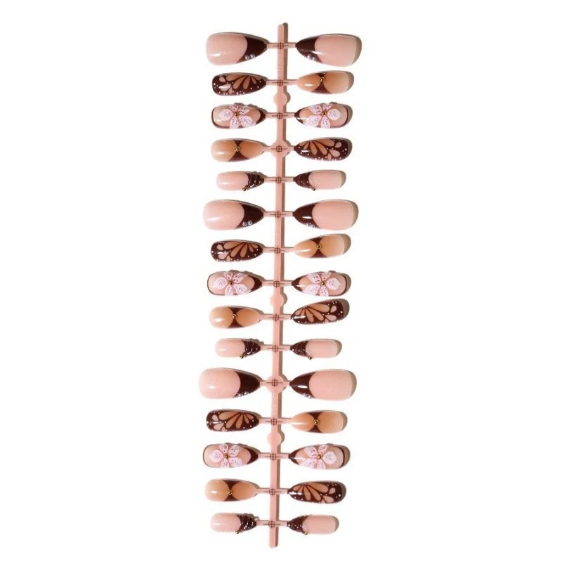Kunstnagelset mit exquisiten floralen Motiven Karnz
