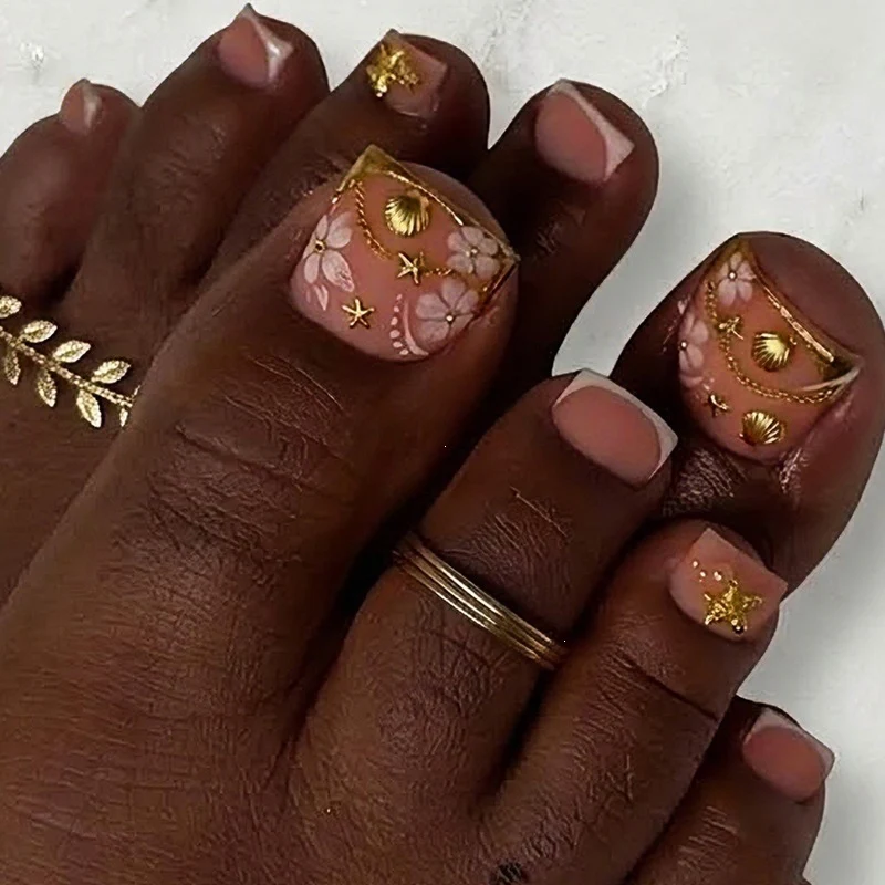 Kunstnagelset mit exquisiten floralen Akzenten und goldenen Verzierungen Karnz