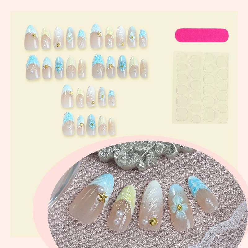 Kunstnagelset mit exquisiten floralem Design und Glitzerakzenten Karnz