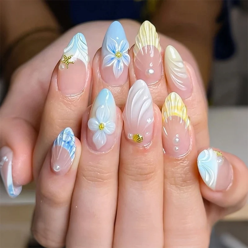 Kunstnagelset mit exquisiten floralem Design und Glitzerakzenten Karnz