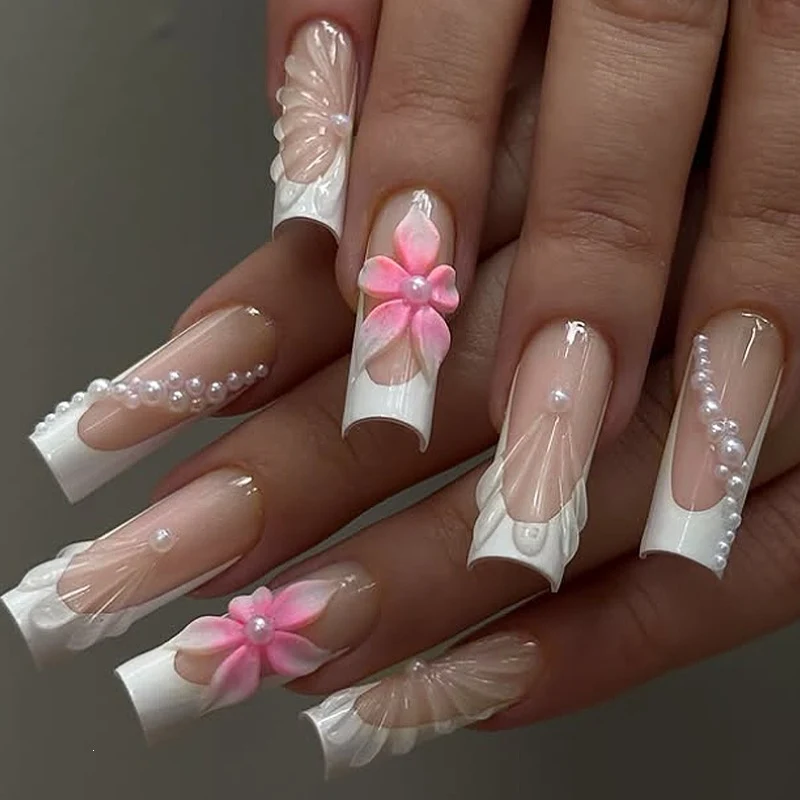 Kunstnagelset mit Exquisiten Blüten- und Glitzerakzenten Karnz