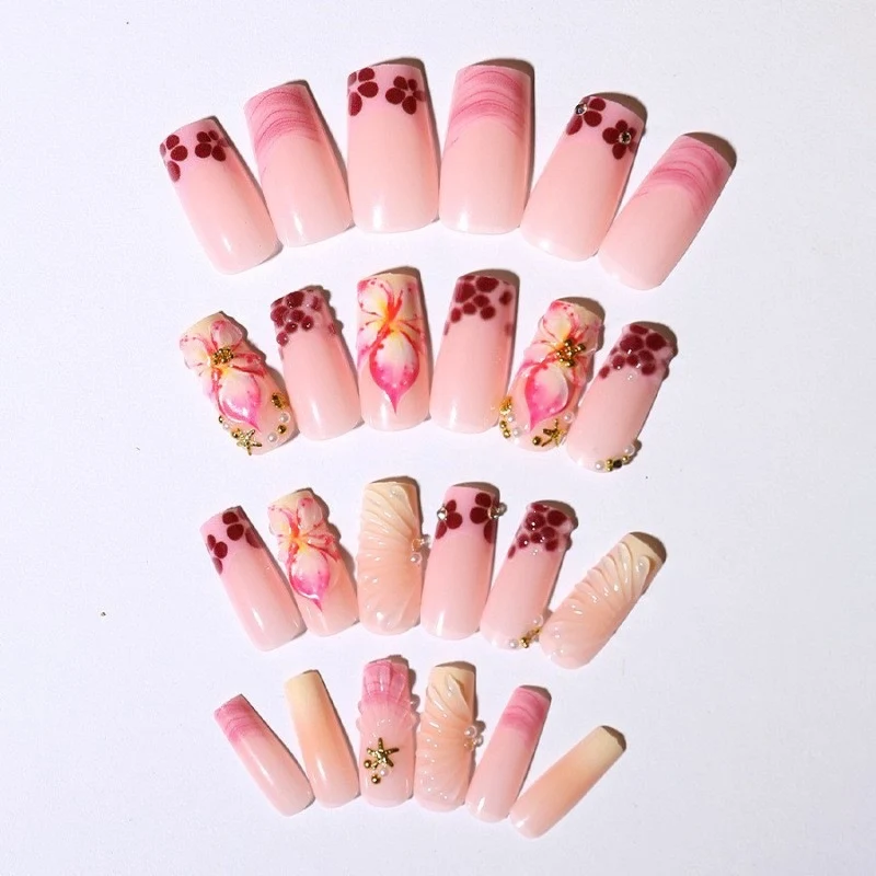 Kunstnagelset mit exquisiten Blüten- und Glitzerakzenten Karnz