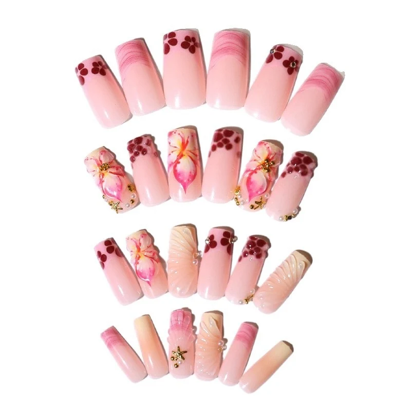 Kunstnagelset mit exquisiten Blüten- und Glitzerakzenten Karnz