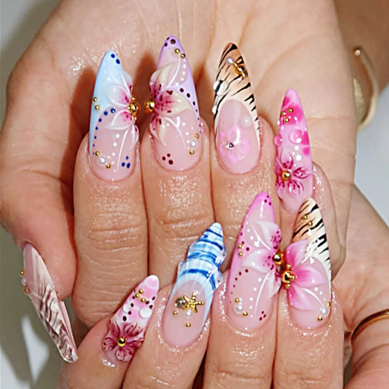 Kunstnagelset mit exquisiten 3D-Blütenverzierungen und eleganten Akzenten Karnz