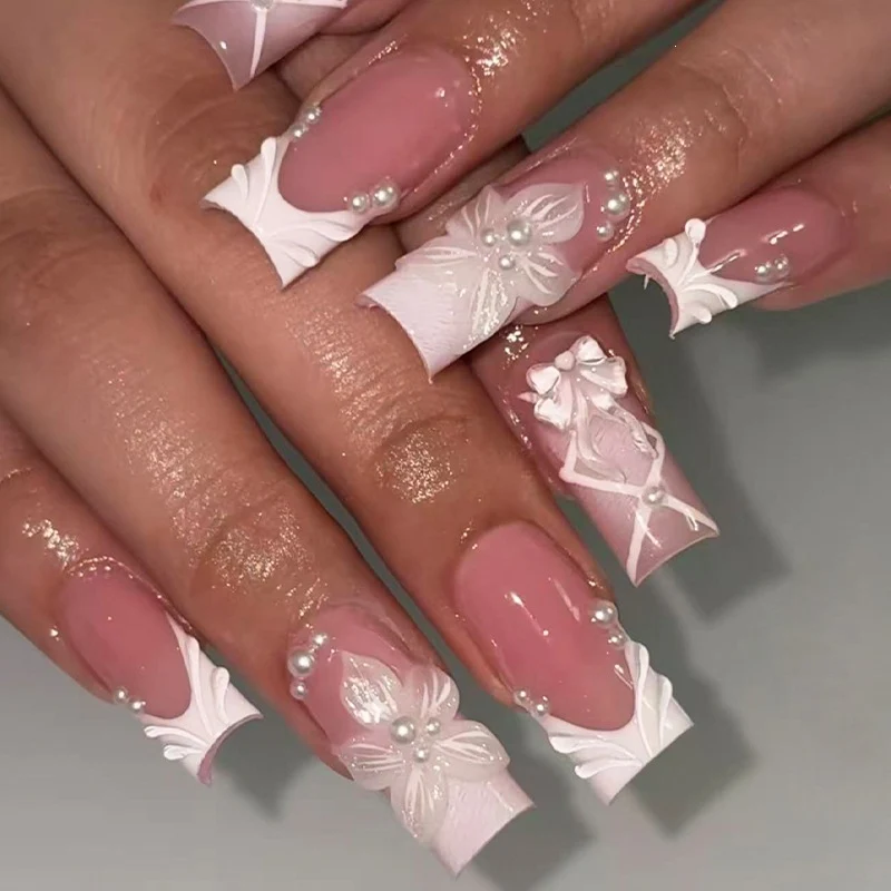 Kunstnagelset mit eleganten Verzierungen Karnz