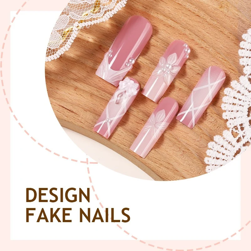Kunstnagelset mit eleganten Verzierungen Karnz