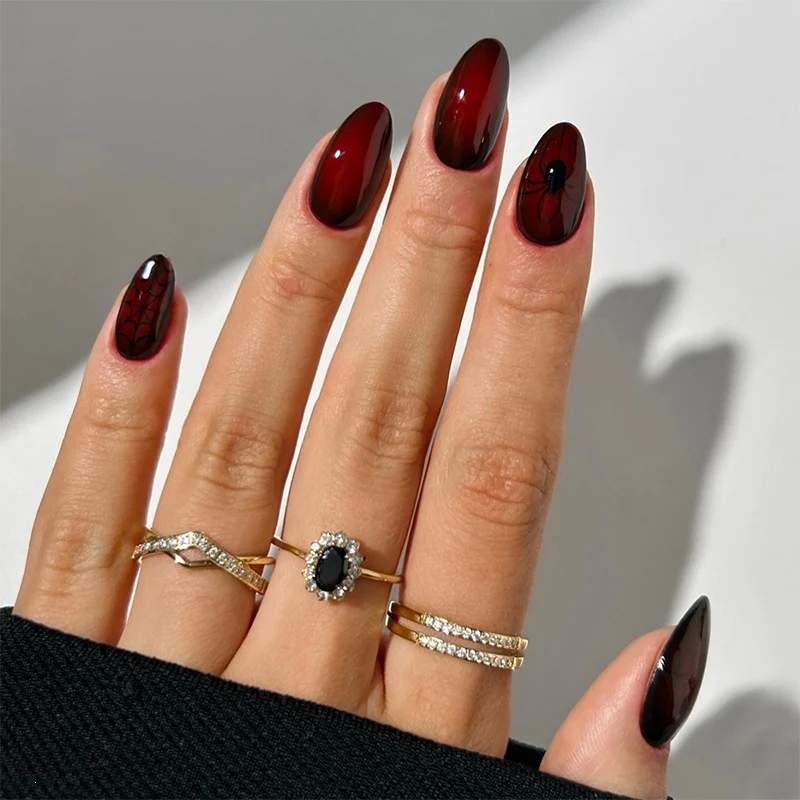Kunstnagelset mit eleganten und tiefroten Nuancen Karnz
