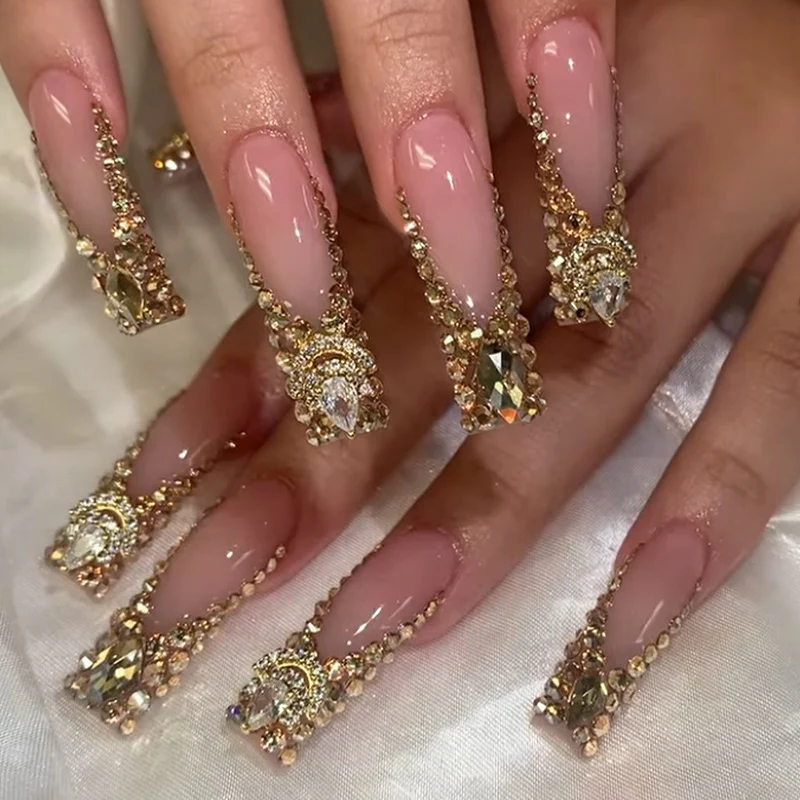 Kunstnagelset mit eleganten Strass- und Glitzerakzenten Karnz