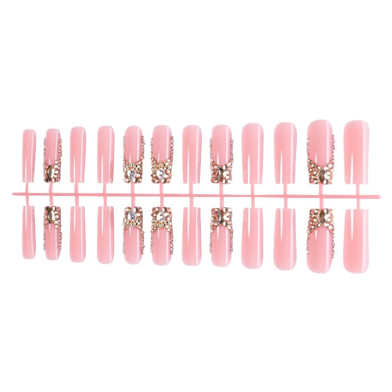 Kunstnagelset mit eleganten Strass- und Glitzerakzenten Karnz