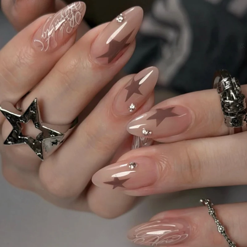 Kunstnagelset mit eleganten Stern- und Glitzerdetails Karnz