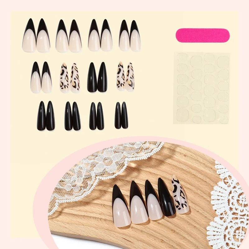 Kunstnagelset mit eleganten Spitzen und modernen Mustern Karnz