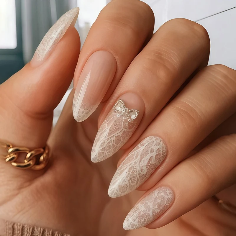 Kunstnagelset mit eleganten Spitzen und funkelnden Akzenten Karnz