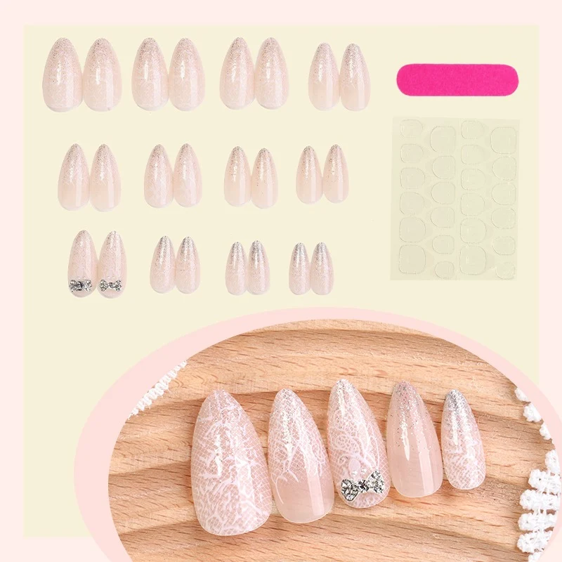 Kunstnagelset mit eleganten Spitzen und funkelnden Akzenten Karnz