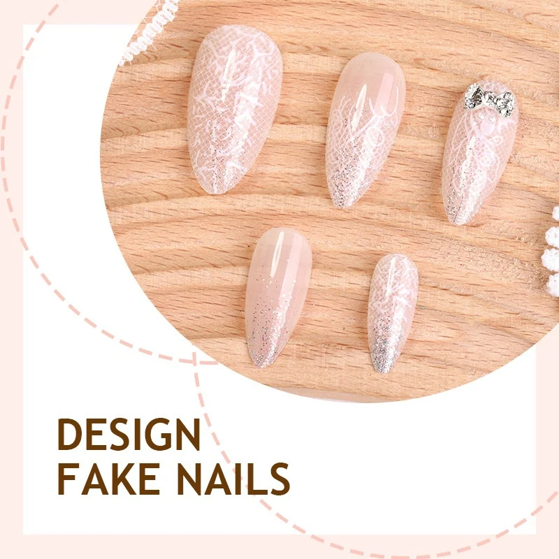 Kunstnagelset mit eleganten Spitzen und funkelnden Akzenten Karnz