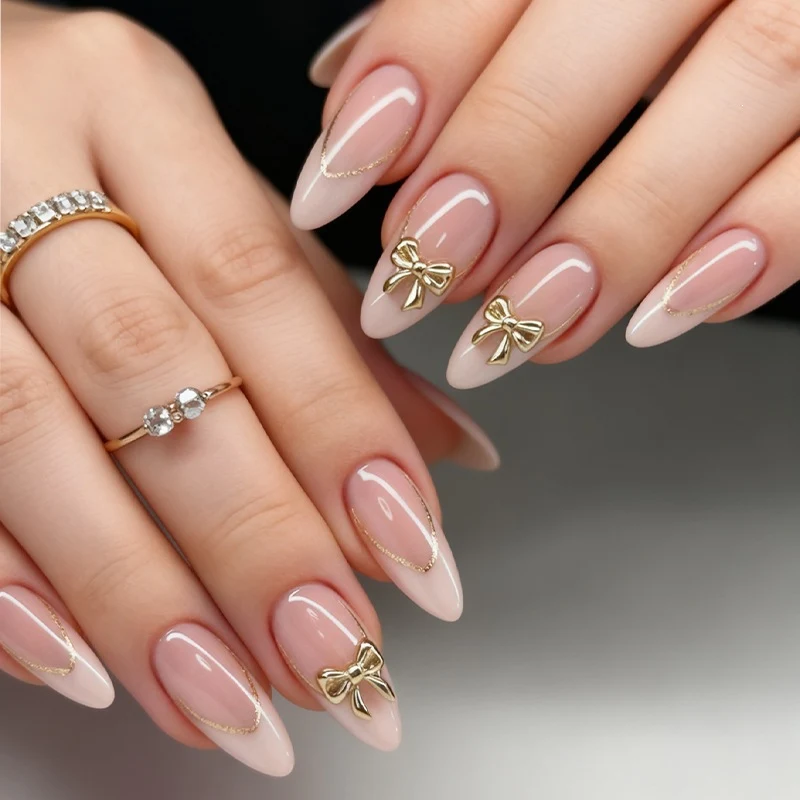 Kunstnagelset mit eleganten Spitzen und feinen Glitzerakzenten Karnz