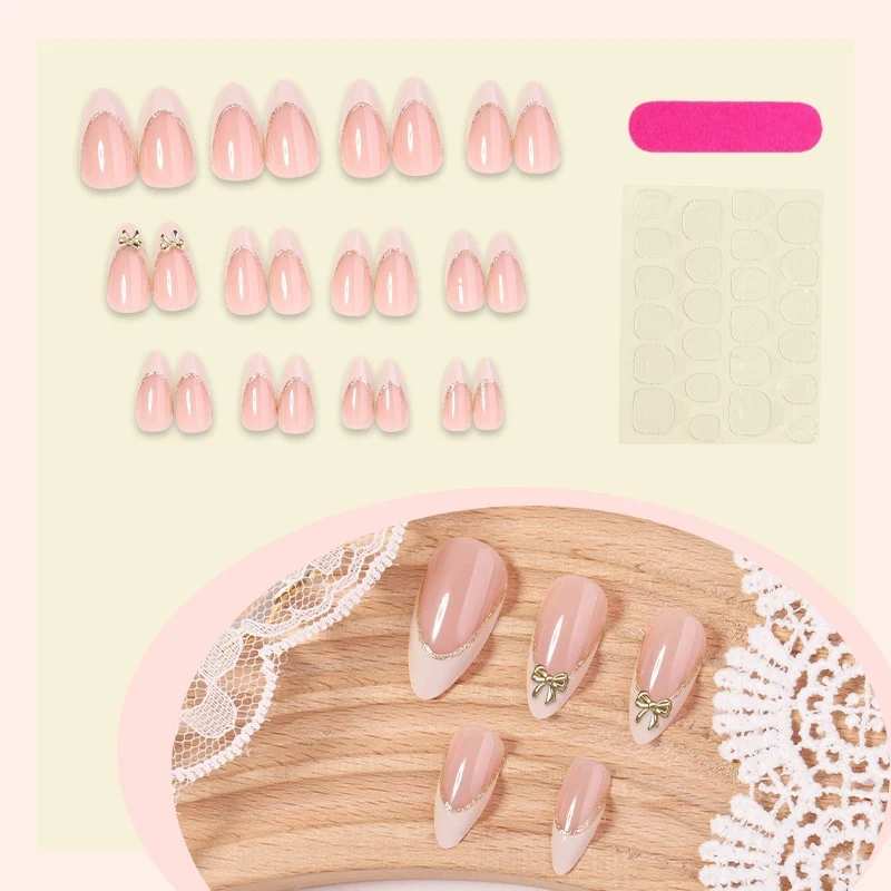 Kunstnagelset mit eleganten Spitzen und feinen Glitzerakzenten Karnz