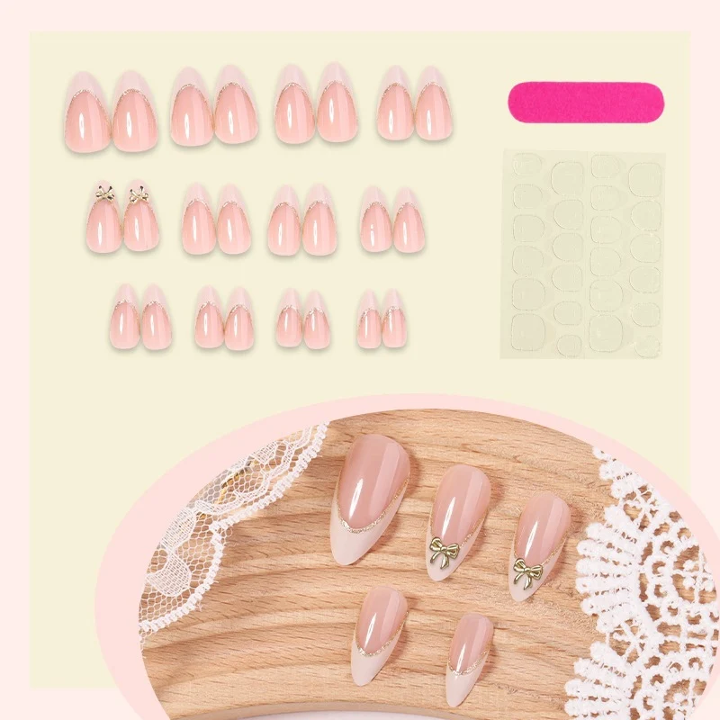 Kunstnagelset mit eleganten Spitzen und feinen Glitzerakzenten Karnz