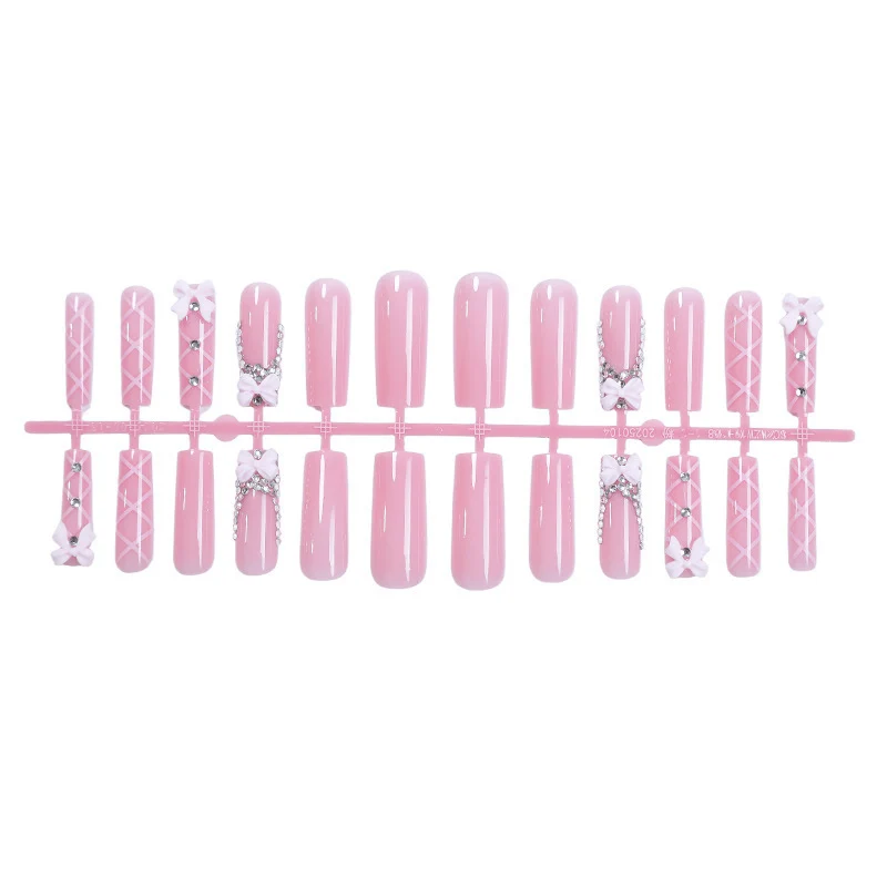 Kunstnagelset mit eleganten Schleifen- und Glitzerakzenten Karnz