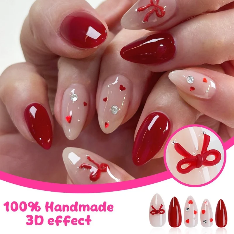 Kunstnagelset mit eleganten roten Details und Herzen Karnz