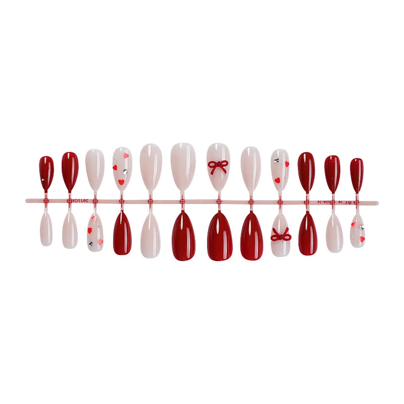 Kunstnagelset mit eleganten roten Details und Herzen Karnz