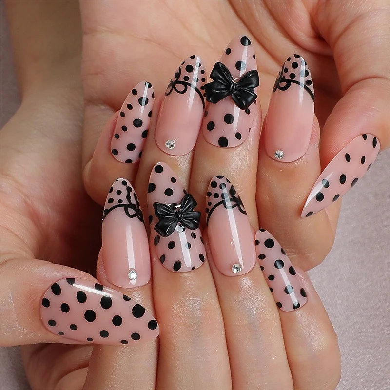 Kunstnagelset mit eleganten Punkte- und Schleifenmotiven Karnz