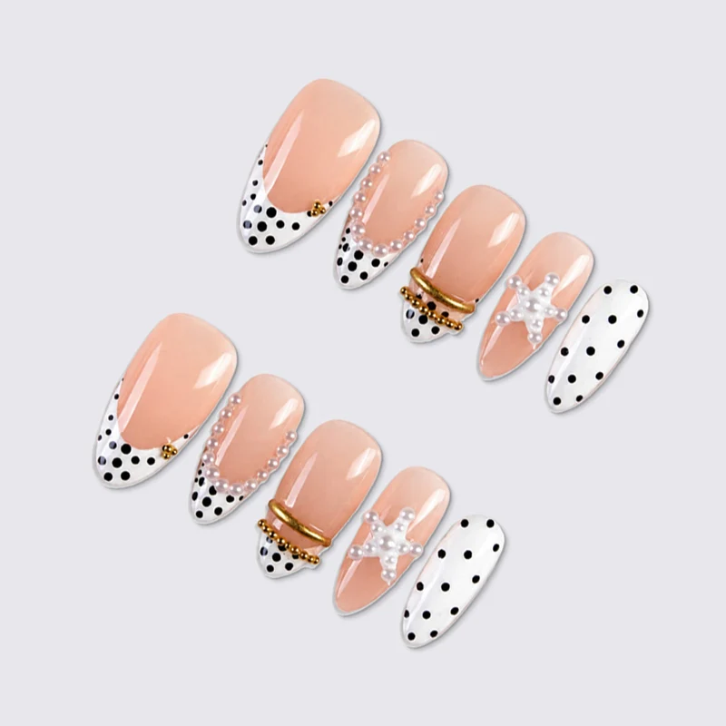 Kunstnagelset mit eleganten Perlen- und Punkten-Akzenten Karnz