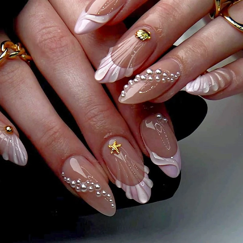 Kunstnagelset mit eleganten Perlen- und Muschelmotiven Karnz