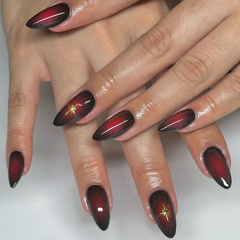 Kunstnagelset mit eleganten Ombre-Effekten und goldenen Akzenten Karnz