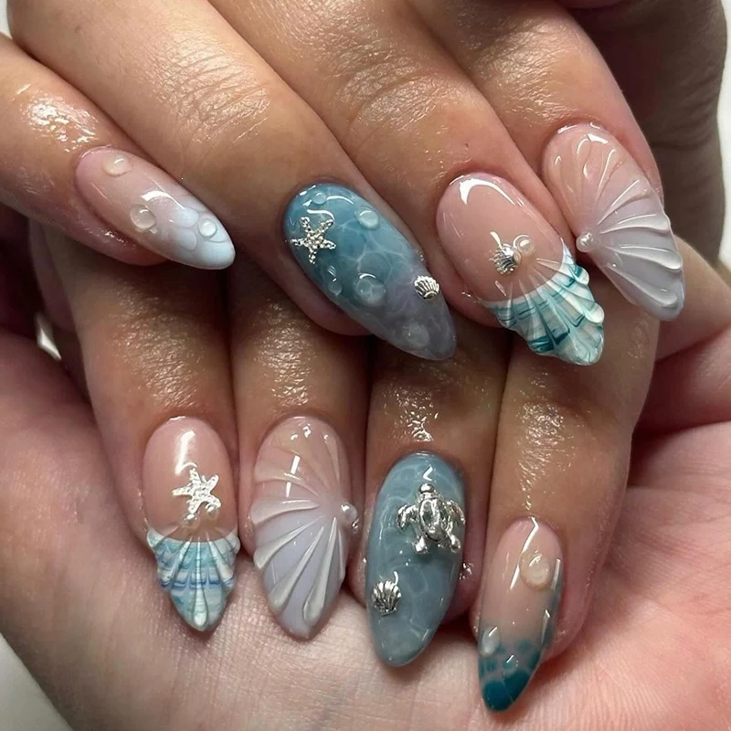 Kunstnagelset mit eleganten Muschelmuster und 3D-Akzenten Karnz