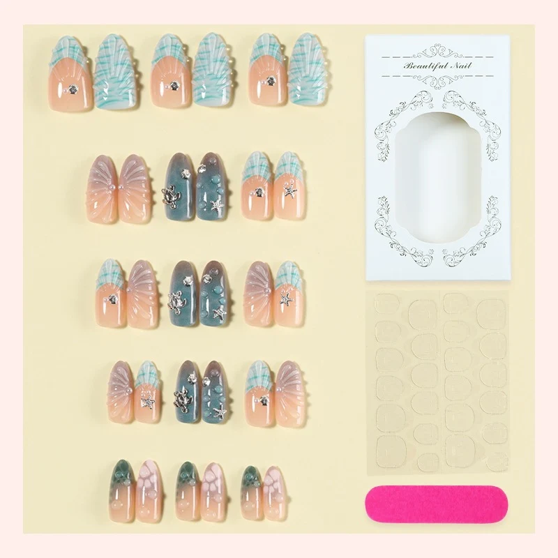 Kunstnagelset mit eleganten Muschelmuster und 3D-Akzenten Karnz