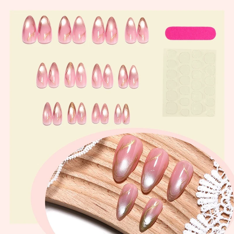 Kunstnagelset mit eleganten metallischen Akzenten Karnz