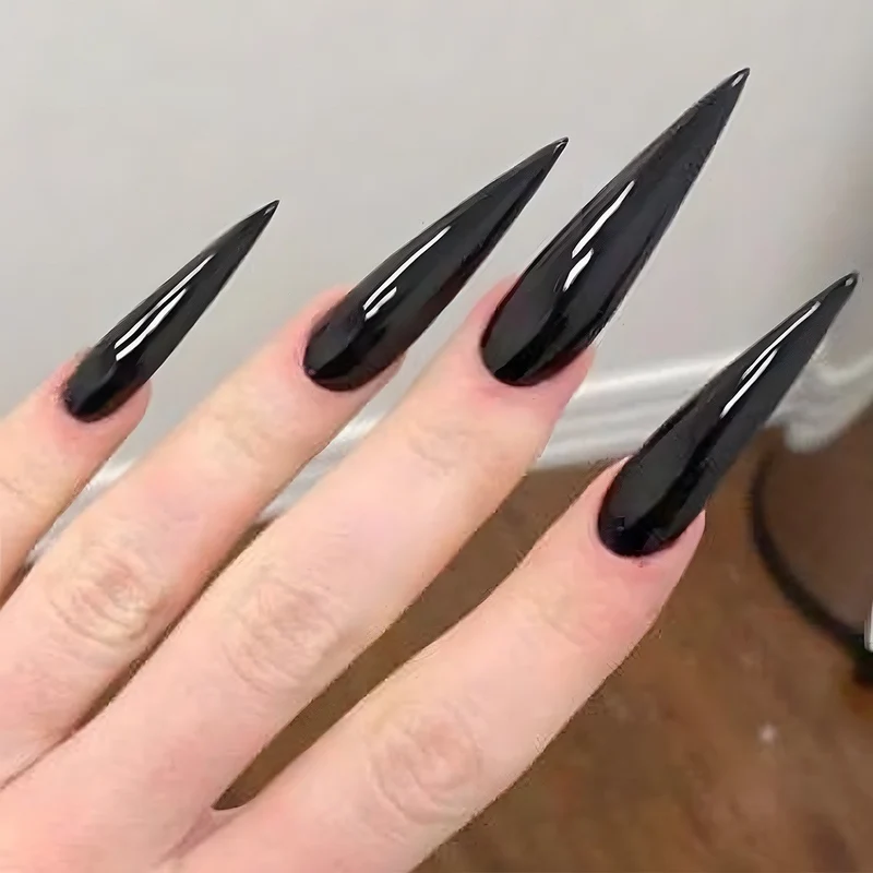 Kunstnagelset mit eleganten, kreativen Designs und funkelnden Akzenten Karnz