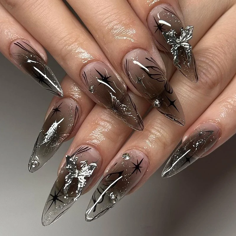 Kunstnagelset mit eleganten, kreativen Designs und funkelnden Akzenten Karnz