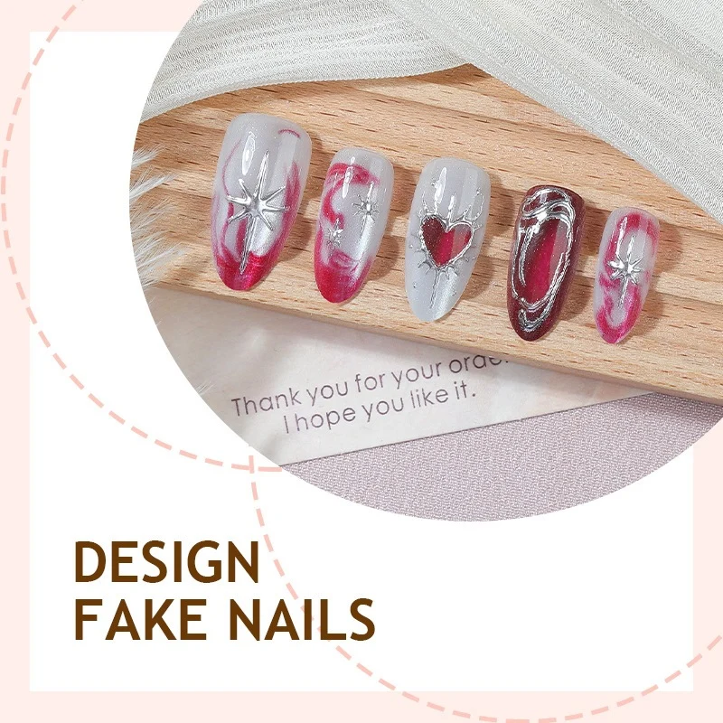 Kunstnagelset mit eleganten Herz- und Glitzermotiven Karnz