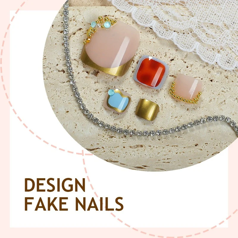 Kunstnagelset mit eleganten goldenen Akzenten Karnz