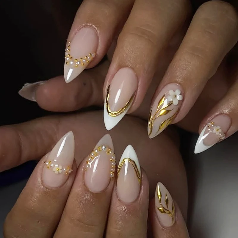 Kunstnagelset mit eleganten Goldakzenten und floralen Designs Karnz