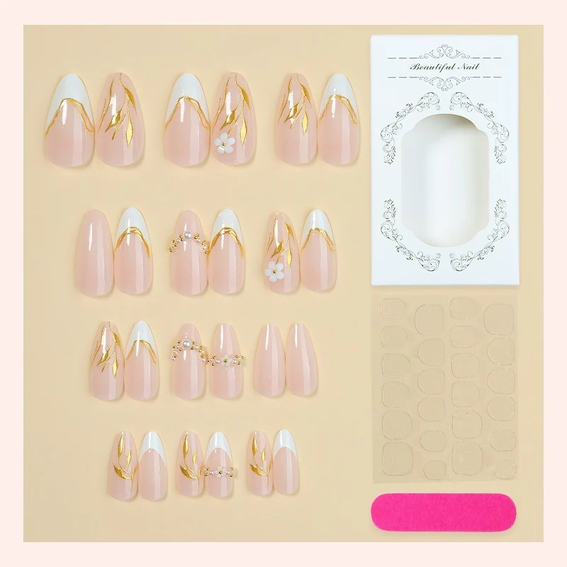 Kunstnagelset mit eleganten Goldakzenten und floralen Designs Karnz