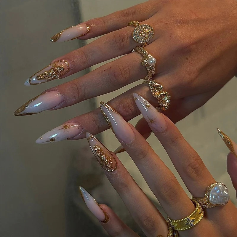 Kunstnagelset mit Eleganten Goldakzenten Karnz