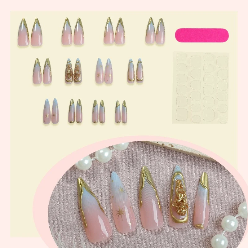 Kunstnagelset mit Eleganten Goldakzenten Karnz