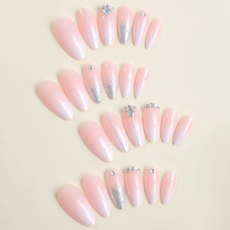 Kunstnagelset mit eleganten Glitzer- und Strassakzenten Karnz