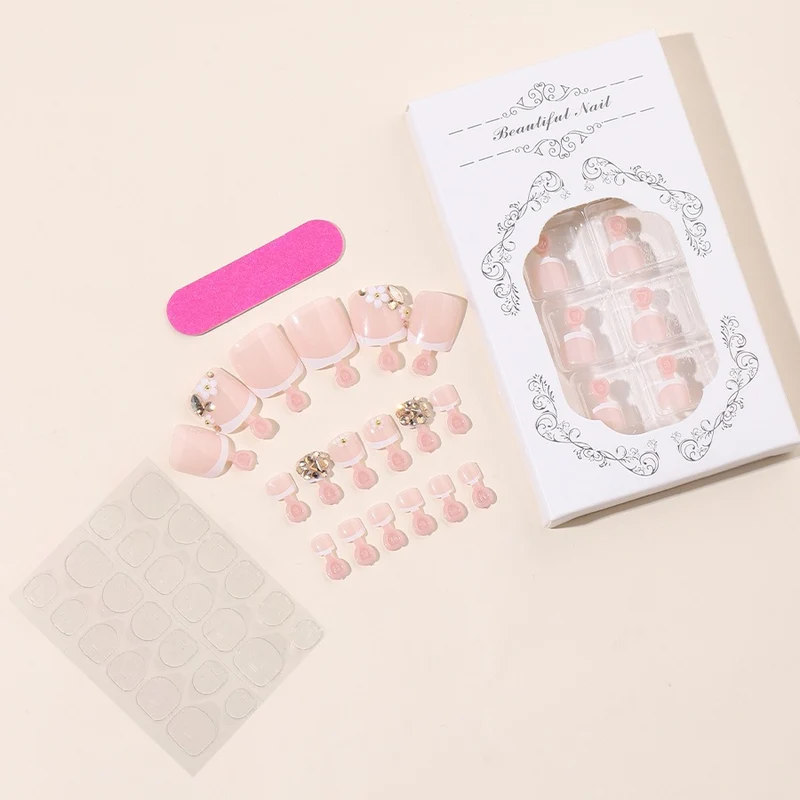 Kunstnagelset mit eleganten Glitzer- und Blumendetails Karnz