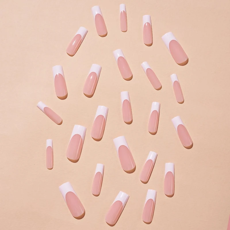 Kunstnagelset mit eleganten French-Spitzen und Glitzerakzenten Karnz